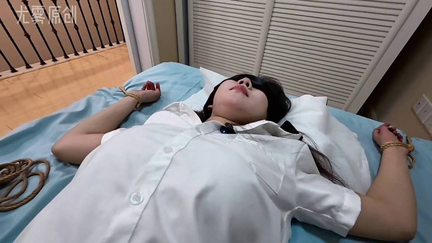 逍遥原创定制，绳艺吧-国产调教论坛，新模特小妮初体验！在线看！