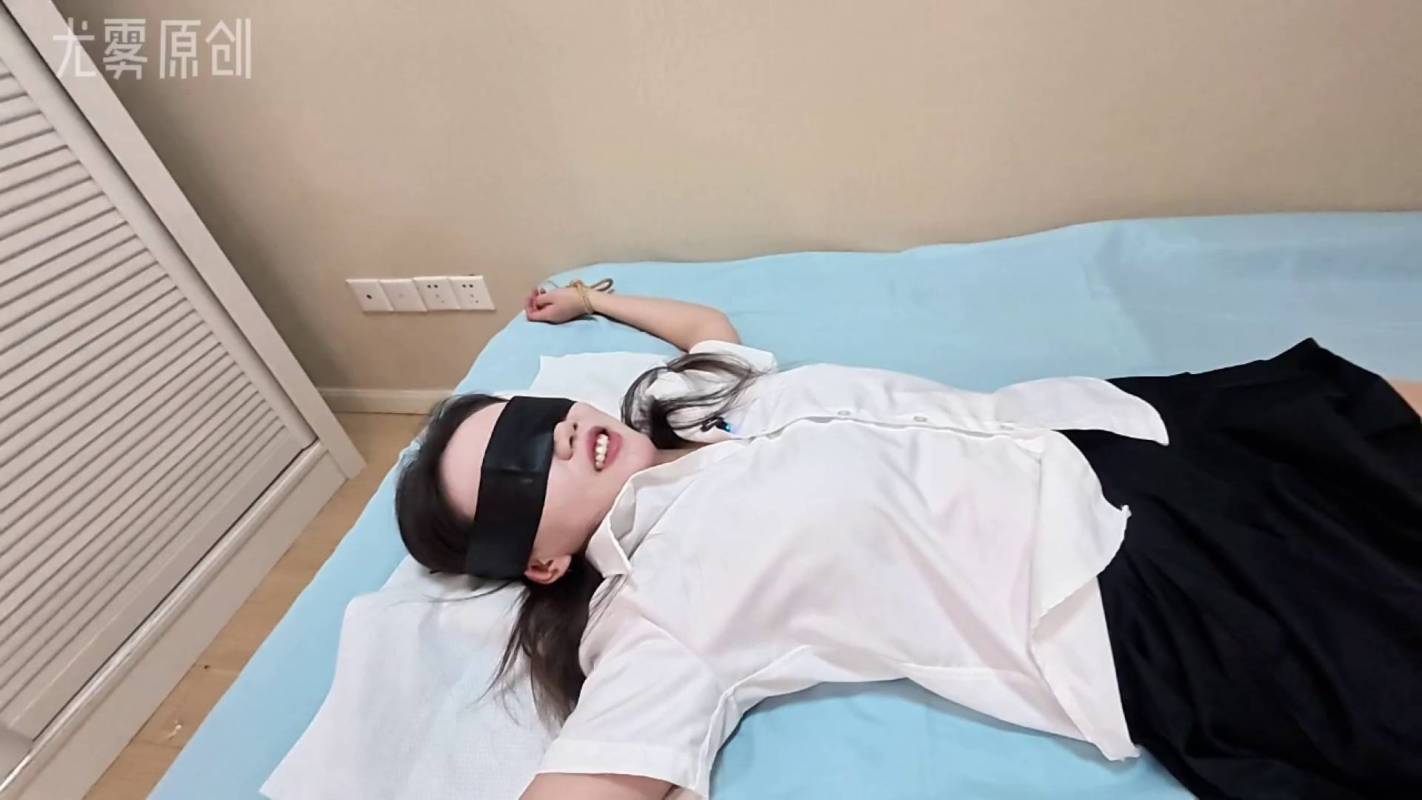 逍遥原创定制，绳艺吧-国产调教论坛，新模特小妮初体验！在线看！